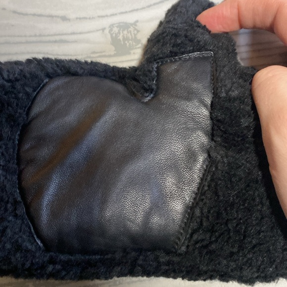 SINGLE Ugg mitten for the RIGHT HAND. I dropped the left one and it’s gone. - Picture 2 of 4